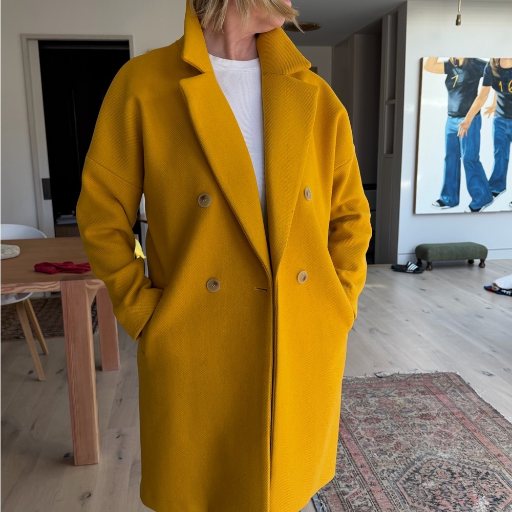 H&M Yellow Mustard Double-Breasted Car Coat

Pop of color and so comfortable!